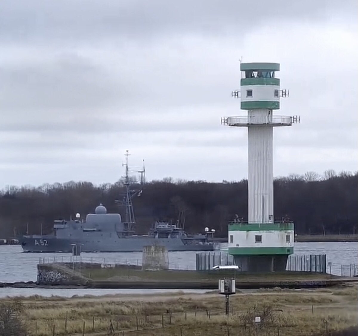 WarshipCam's tweet photo. German Navy Oste-class electronic surveillance vessel FGS Oste (A52) with a quick turn in Kiel, Germany - April 7, 2022 #fgsoste #a52 https://t.co/sUg4Lkjw15