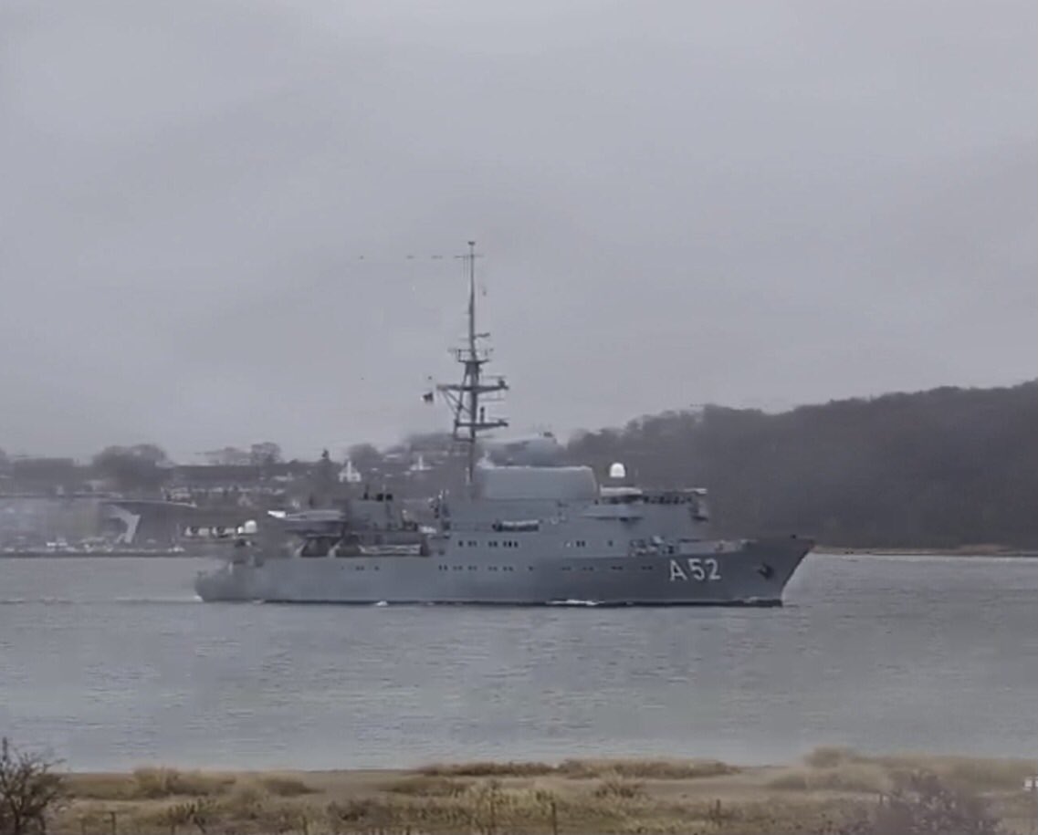 WarshipCam's tweet photo. German Navy Oste-class electronic surveillance vessel FGS Oste (A52) with a quick turn in Kiel, Germany - April 7, 2022 #fgsoste #a52 https://t.co/sUg4Lkjw15