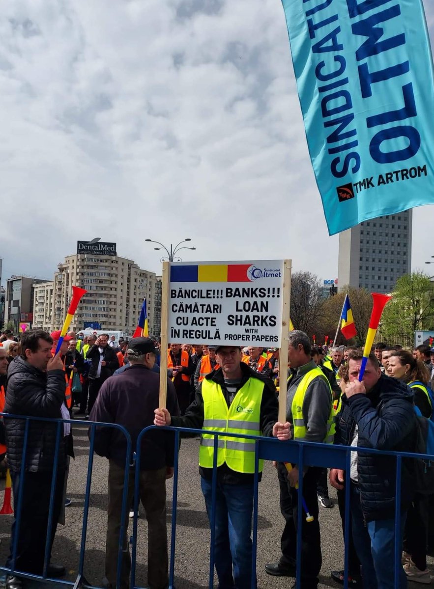 CartelAlfa's tweet photo. ✊ The steel pipe workers at TMK Artrom are in the streets!
🔥 The private banks froze the company’s accounts, even though the Russian oligarch who was linked to it, left the group a while ago.
😡 Workers need their money! 
Solidarity!
@IGMetall @industriAll_EU https://t.co/k2Dju6ZuZw