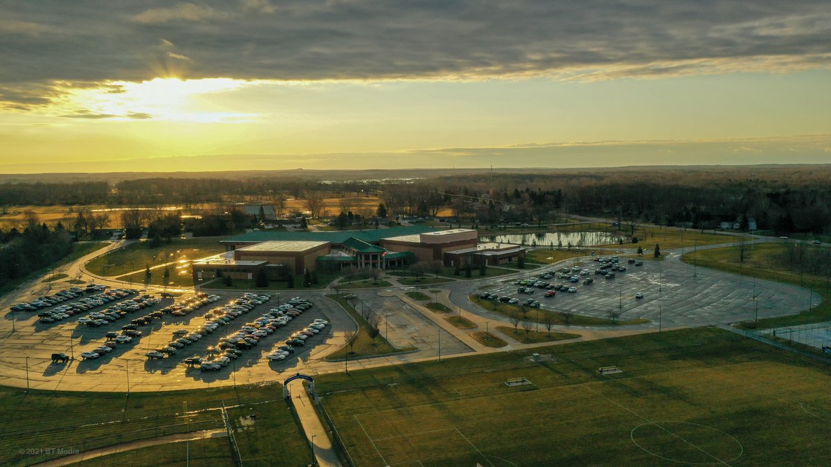lakeviewtv's tweet photo. Morning views from LFHS! 🌞 #LakeViewTV https://t.co/fclSrMFlaL