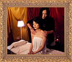 綾野剛  アザミ嬢のララバイ ドラマ「アザミ嬢のララバイ」の綾野剛さん - カフェラテを飲み