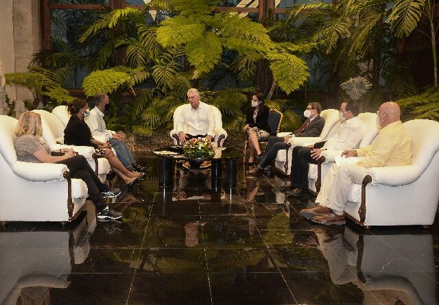 RadioSantaCruz_'s tweet photo. El presidente de #Cuba🇨🇺, @DiazCanelB manifestó este miércoles un agradecimiento especial por todo su trabajo a la organización estadounidense #OperationWalk, en un encuentro con miembros de esa iniciativa en el Palacio de la Revolución
👇👇
https://t.co/nrLAh6N5Fx https://t.co/0bbpAvY1Sx