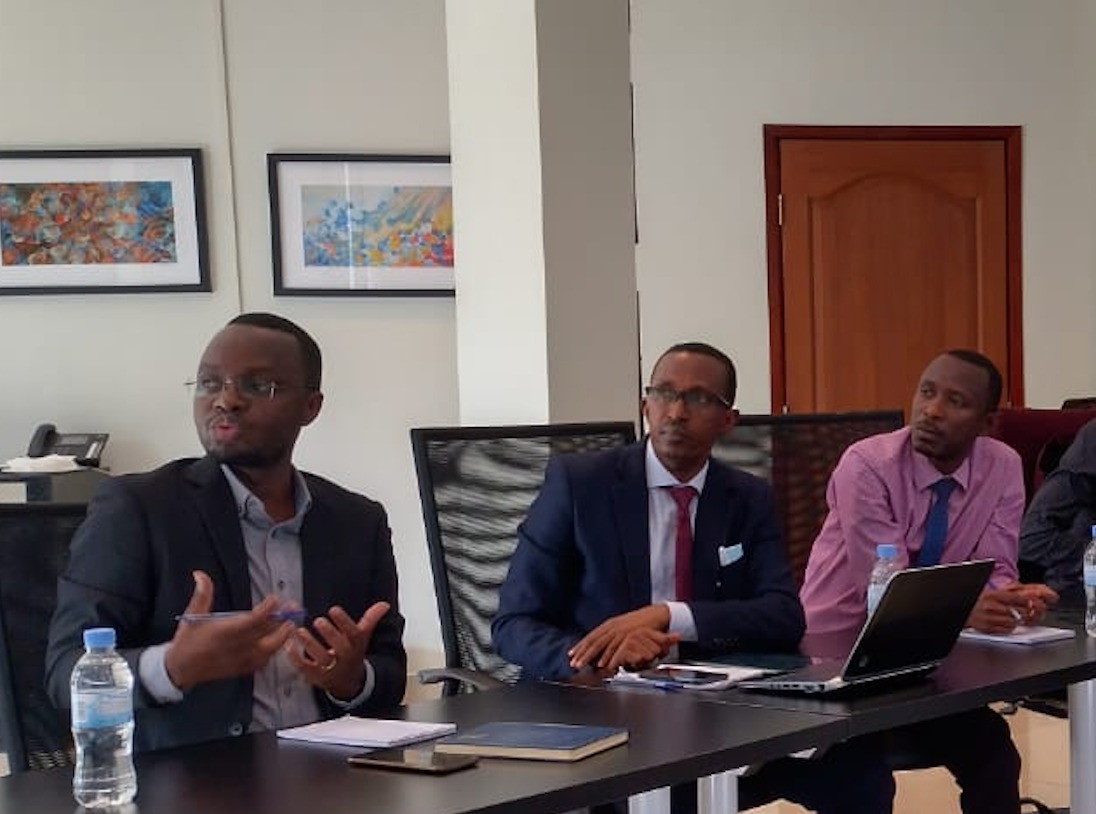Kadaster_Int's tweet photo. Roundtable for Rwandan land administration capacity development. Specialists come together to identify skills gaps, bottlenecks, and pathways forward. All part of the Land-at-Scale project of @rvo_int_ond @kadaster_int @lands_rwanda #LANDatscale #landrights https://t.co/vwxDcWukim