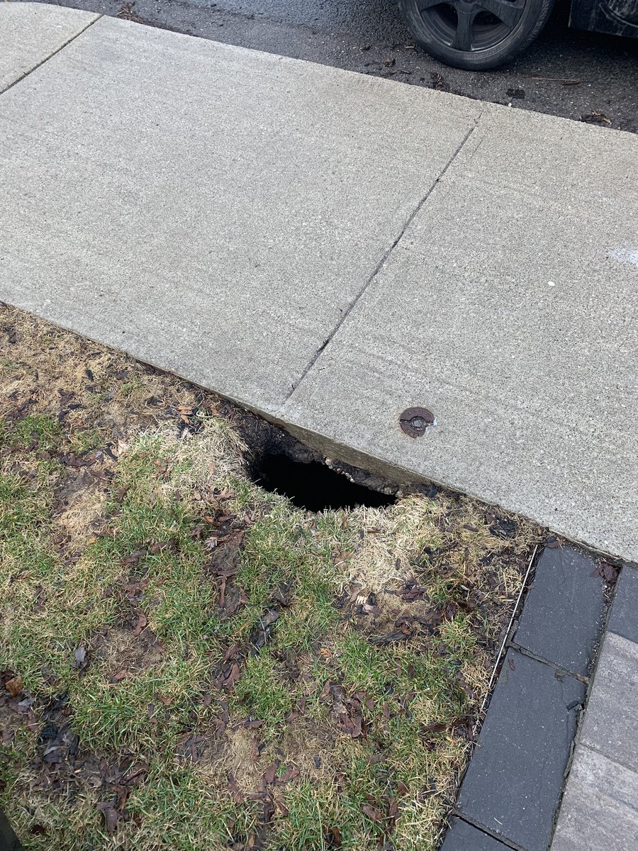 sean_whitestone's tweet photo. @311Toronto There is a massive sinkhole under the sidewalk. This is across from Bowmore School where children walk every day. It’s at least 4 feet deep now and the city claimed it was resolved. Case Number; 00799029 https://t.co/6XiBUtDNP8