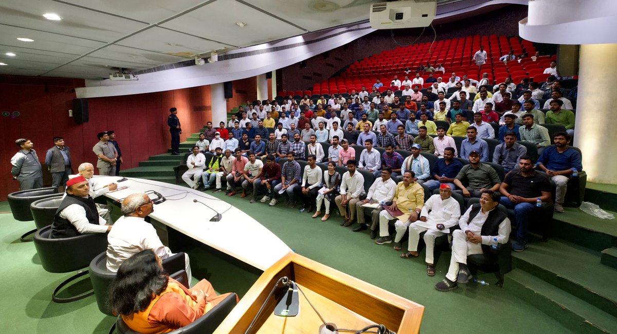 उम्र निकल रही, नौकरी नहीं मिल रही है !

देश के करोड़ों नौजवान भाजपा सरकार की नौकरी विनाशक नीतियों का भुगत रहे हैं परिणाम।

नौकरी की मांग को लेकर आंदोलित शिक्षित बेरोजगारों ने माननीय राष्ट्रीय अध्यक्ष श्री अखिलेश यादव जी से की पार्टी कार्यालय में मुलाकात।