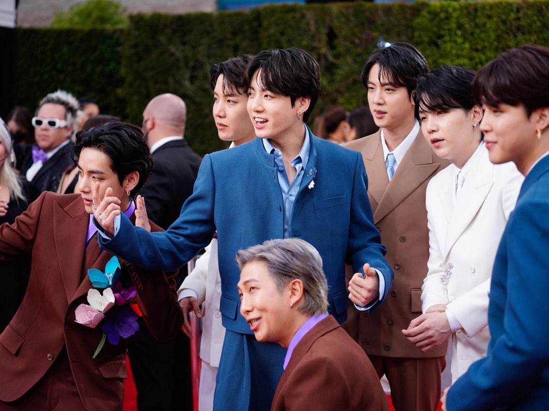 aidabhumi's tweet photo. Iโm in love with 7 men Iโll never meet in my lifetime. ๐ฅบ๐ญ life of #fangurling #BTSARMY https://t.co/LYNQxSpTqd