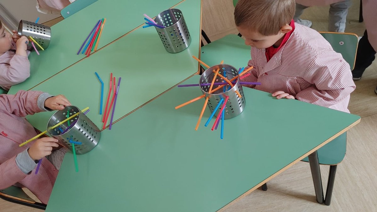 salesdeusto's tweet photo. Psikomotrizitate fina eta begi-eskuzko trebetasuna lantzeko, pote batekin eta koloreetako plastikozko palito batzuekin zein ondo pasatzen dugun!!!! #psikomotrizitatefina #trebetasunak #3urte #haurhezkuntza #salesianosdeusto https://t.co/NHFA8iyk2w