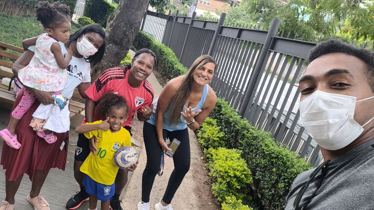 ISACATARBARRETO's tweet photo. #TBT COM A LENDA VIVA. INSPIRAÇÃO.  
#isadesafia 
#ISAECATARINA #paiefilha #ISAZULEIKA #FABYANCATARINA #futebol #football #soccer #skills #MENINATBMJOGA #foryou #FUTEBOLARTE https://t.co/bOPhzmVC60
