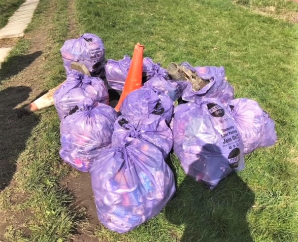 Clean_Leeds's tweet photo. #ThankYou to Another great turn out from the #AllertonByWaterMiners U11's doing a #community litter pick along the walk &amp; fields between the boat pub &amp; lock lane, we appreciate all of your support &amp; choosing to #lovewhereyoulive  
@James_A_Rogers #UTM @LeedsCC_News #purplebags https://t.co/CGQZ0Ktyak