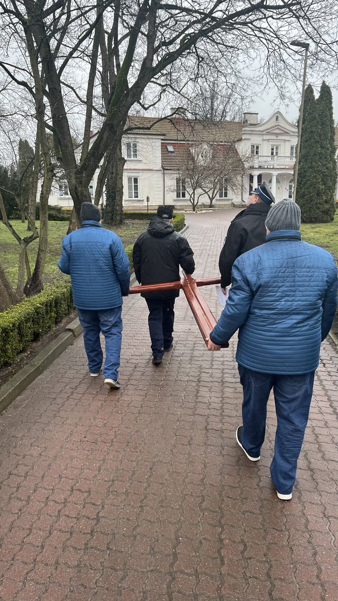 PiotrLibera's tweet photo. Bracia i Siostry niepełnosprawni z Goślic ponieśli krzyż śladami Jezusowej męki. W rozważaniach towarzyszyły nam myśli bł. Hanny Chrzanowskiej. https://t.co/VnoMqZzhKh