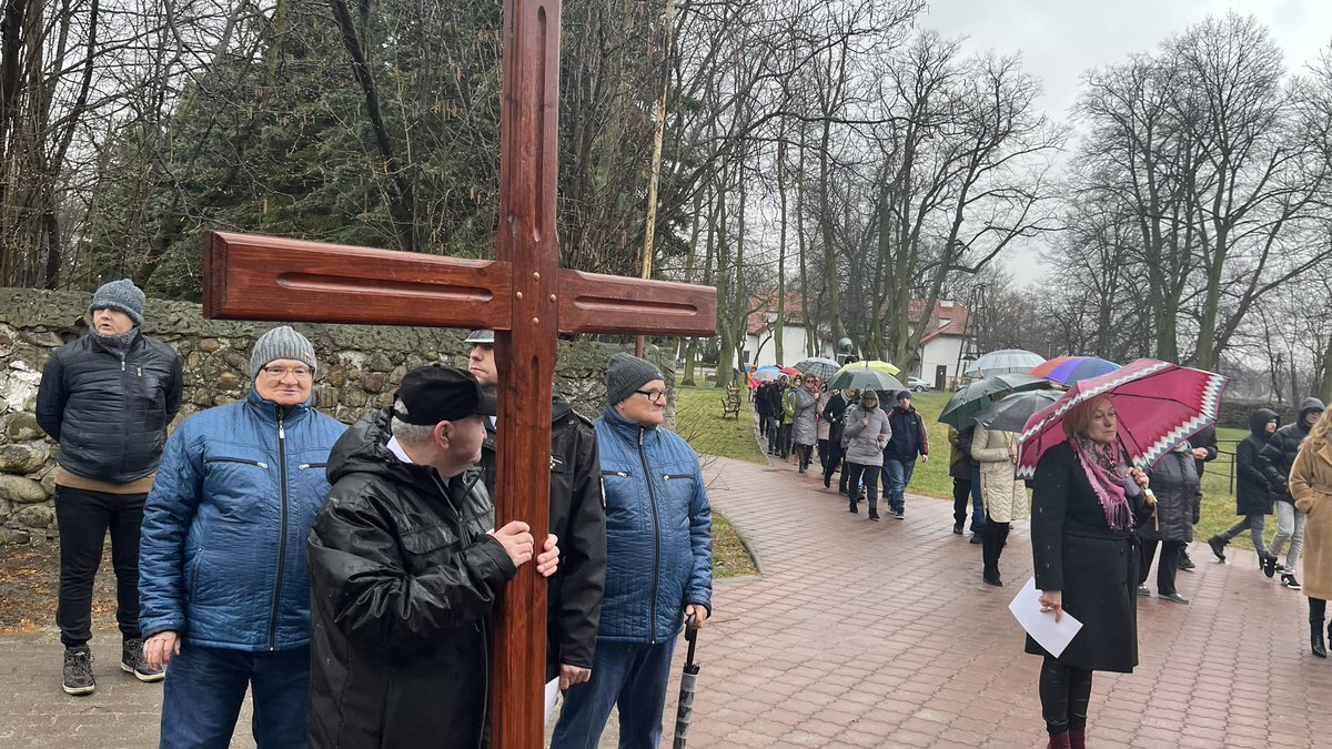 Bracia i Siostry niepełnosprawni z Goślic ponieśli krzyż śladami Jezusowej męki. W rozważaniach towarzyszyły nam myśli bł. Hanny Chrzanowskiej.