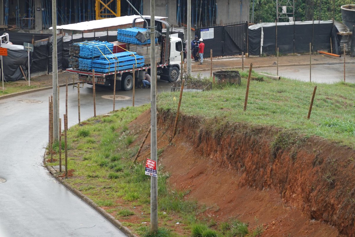 medugo's tweet photo. @JorgeIvanOspina @RoyAlejandroB puede una constructora hacer cerramiento sin respetar el andén ? Adicional con derrames de cemento muy frecuentes en zona protegida #zanjondelburro @22Comuna @DarschanOcampo @DagmaOficial https://t.co/fYSMGMQYHk