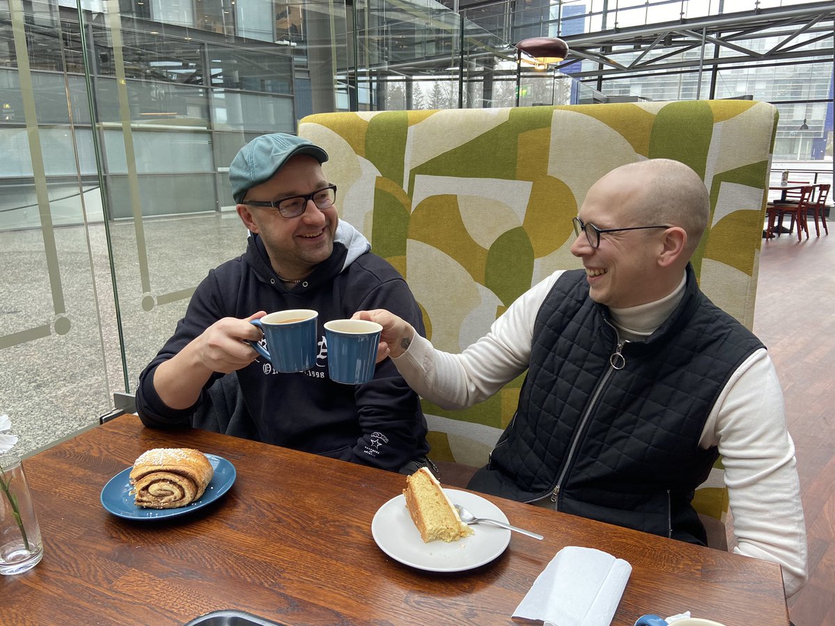 Lupasin tiistain yhtiökokouksen jälkeisessä live-paneelikeskustelussa reaaliosinkoa kommentoineelle <a href="/LehtoriHinkula/">Teemu Hinkula</a>, että tarjoan pullakahvit. <a href="/PeltolanMikko/">Mikko "Peltsi" Peltola</a> oppien mukaan mitä lupaat lähetyksessä, se on pidettävä. Siispä, pullakahvit nautittiin ☕️ #reaaliosinko