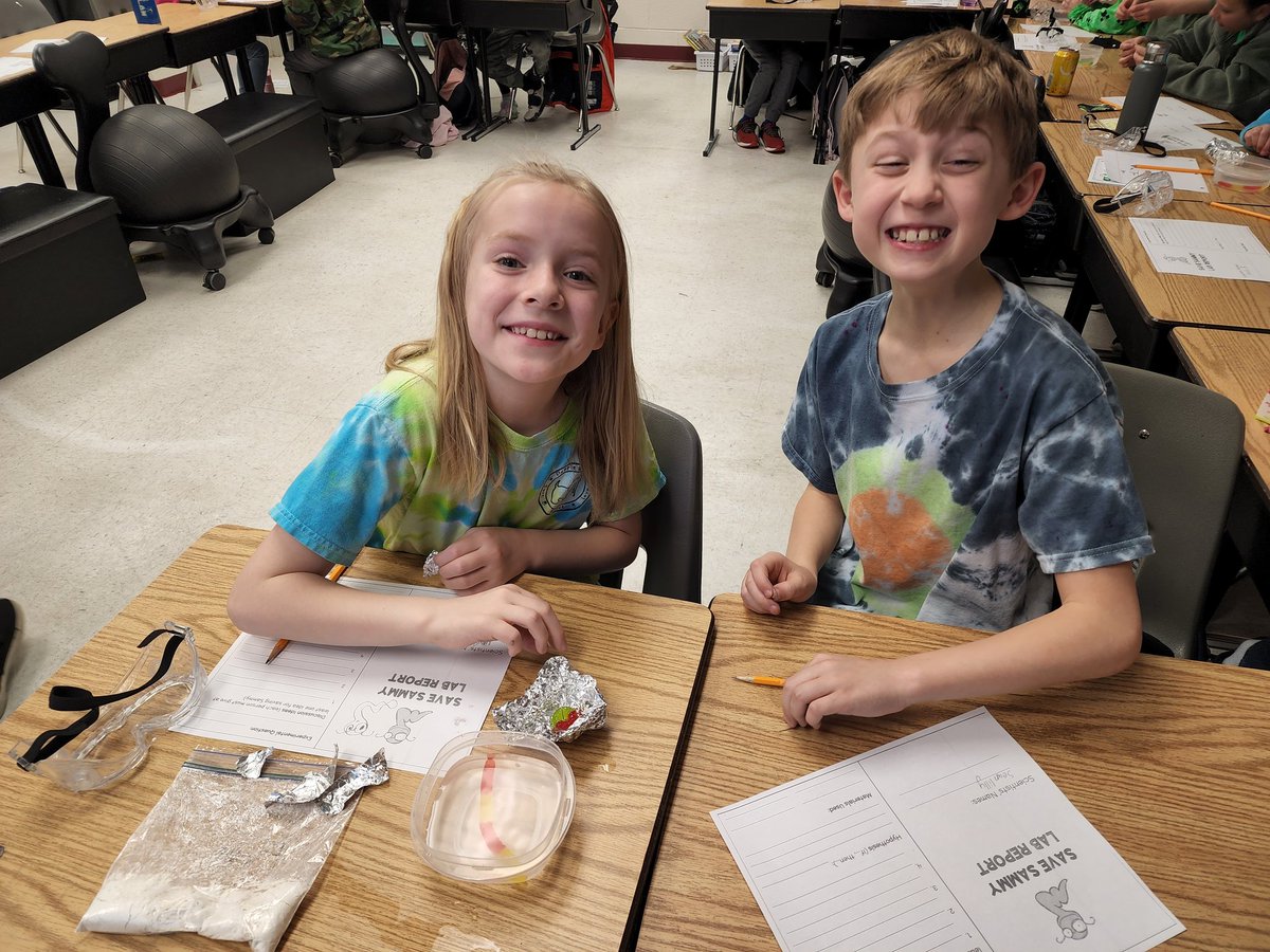 jewellclass's tweet photo. Can Ss #savesammy with only 4 paperclips and a Gummy Lifesaver? #stem #Engineeringprocess #computationalthinking #thefivecs #teamwork @RoundHillES https://t.co/xNDP8mhGOx