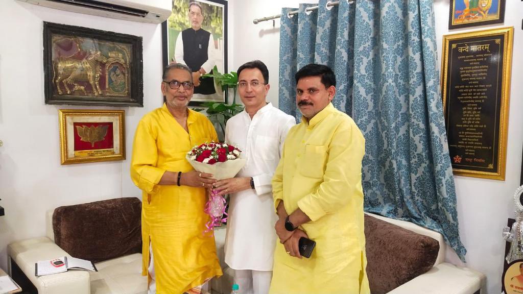 JitinPrasada's tweet photo. आज पार्टी के उत्तर प्रदेश प्रभारी,कुशल संगठनकर्ता आदरणीय श्री राधामोहन सिंह जी से आत्मीय मुलाकात हुई।उन्हें प्रदेश में जीत के लिये उनके योगदान पर उन्हें बधाई दी। https://t.co/J3jV6pJhue