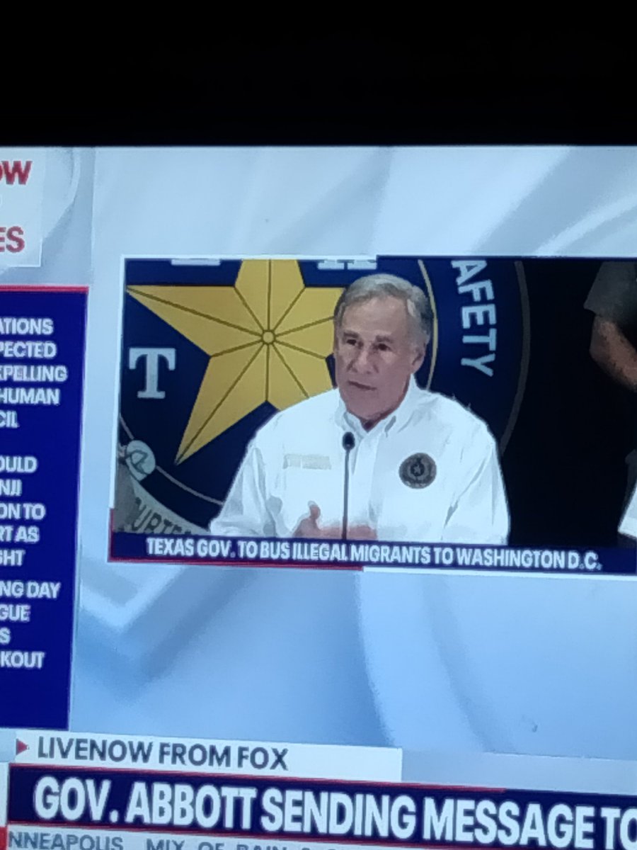 daaveskeee's tweet photo. 😂😂 too bad he can't wrap them and ship them as a gift straight to @POTUS front door.  #GovernorAbbott #TexasGov @GregAbbott_TX #Title42 https://t.co/Dz5vf0lEMF
