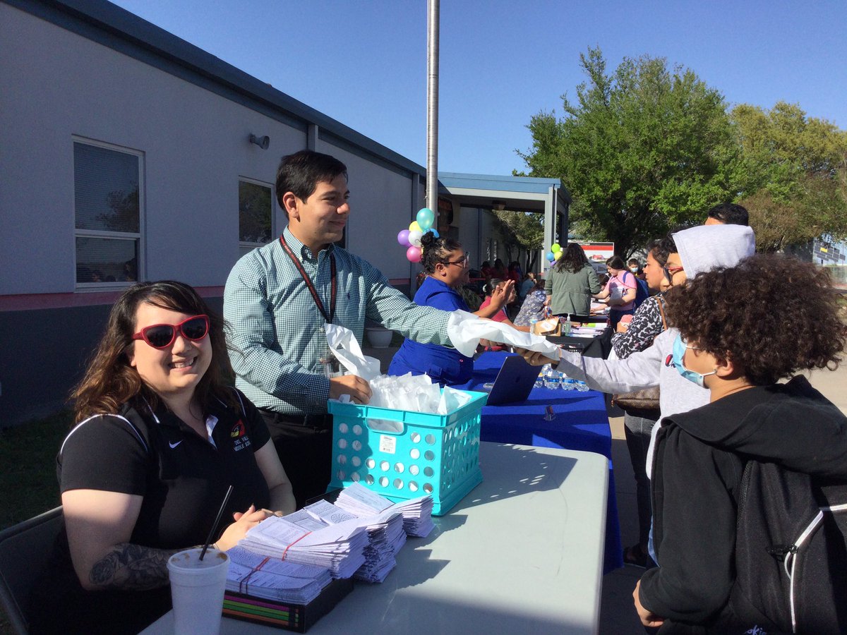 DVISD_DVMS's tweet photo. Perfect weather, perfect day! Children’s Week event was filled with energy. Thank you, thank you, Dr. Torres, ALL #DVMSheros, community members, volunteers, #DVMSstrong students &amp; families for making the event a success. #DVProud https://t.co/owUHu2AWHR
