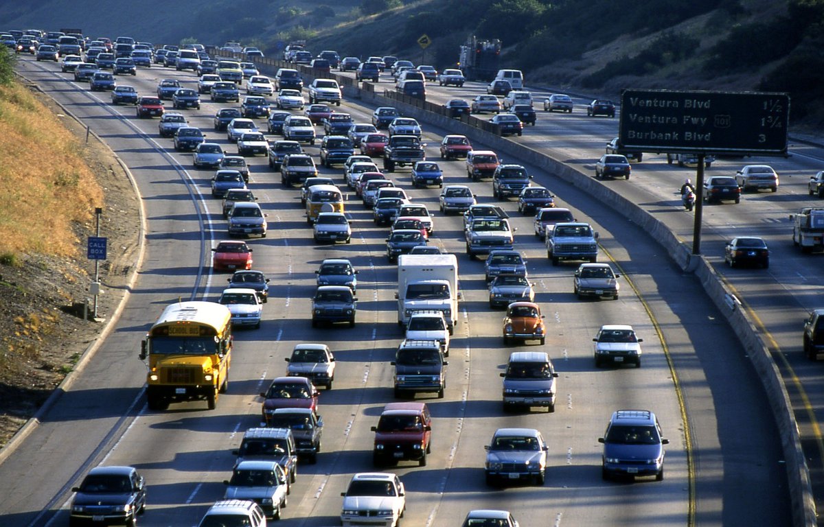 _tomorrowcity's tweet photo. #LA tops in #trafficjams! 🇺🇸
⌛104h lost x person/year
🚙80% commutes by car
🚌Only 1/10 people use #publictransit
Car dependency means land's lost to #parking & #greenspaces are scarce
@LACity #MoreLA wants to reverse this. What can be done?
Find out!👉https://t.co/2FVlpn6LJU https://t.co/3ZqXe3JHbL