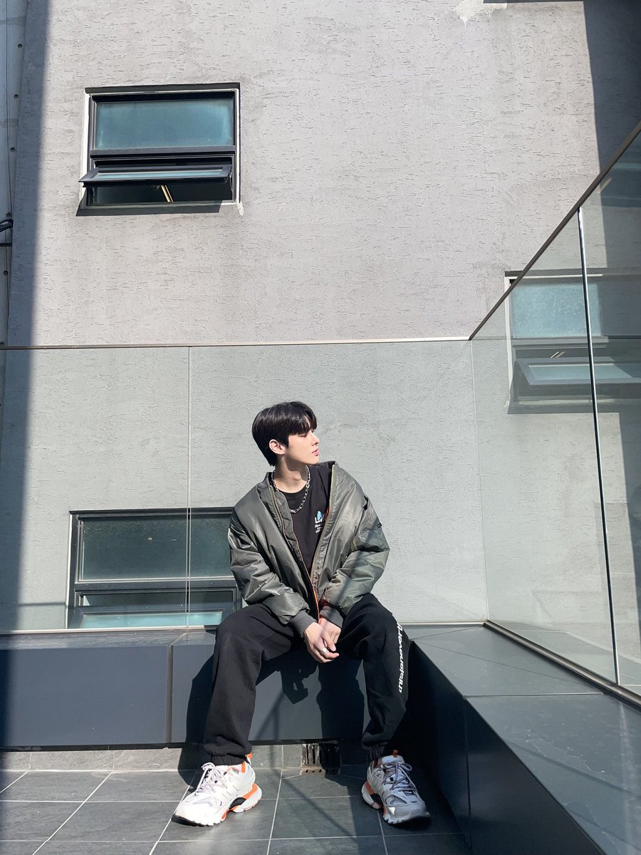 aussiewkj's tweet photo. different worlds, but ur still my no 1 🤍

#PLSD #PLOUDERSELCADAY #TNX #TNXSelcaDay #KYUNGJUN @TNX_twt @TNX_Official https://t.co/vfCb8h57cX