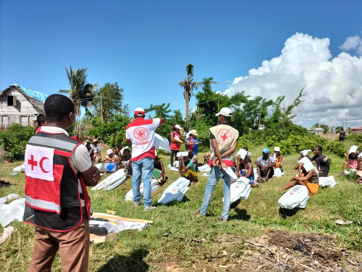 PIROI_CRF's tweet photo. La @MadaRedCross poursuit les distributions du matériel de reconstruction de l'habitat fourni par la PIROI suite aux récents cyclones tropicaux #Batsirai et #Emnati. 

▶ Près de 2 300 familles ont déjà bénéficié de ce soutien. https://t.co/hxEQs76tnv
