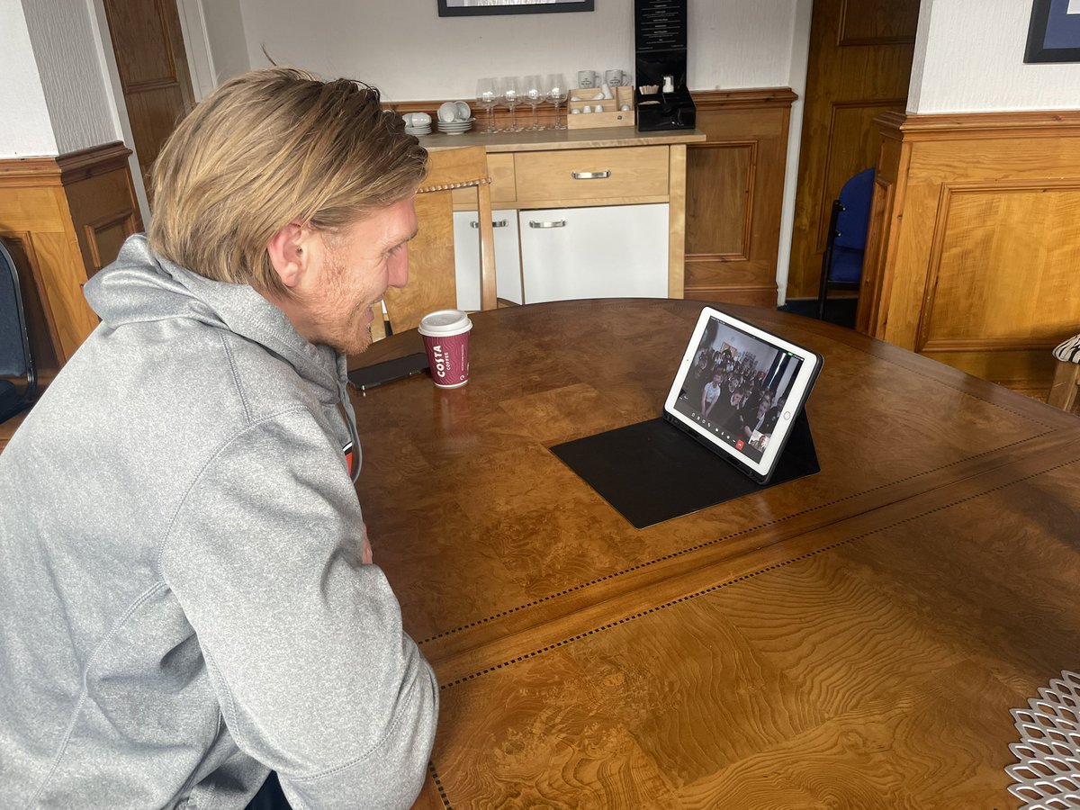 OfficialOACT's tweet photo. 💻 @OfficialOAFC captain @CarlPidge has joined @RoytonHallPri for a #PLPrimaryStars Education Activation about healthy lifestyle &amp; fitness! 🏃‍♂️ 

He has also spoke about his career as well as being informed he finished 3rd place in a Robbie Savage look alike contest😂

#OACT|#OAFC https://t.co/SMoDvLzOHN