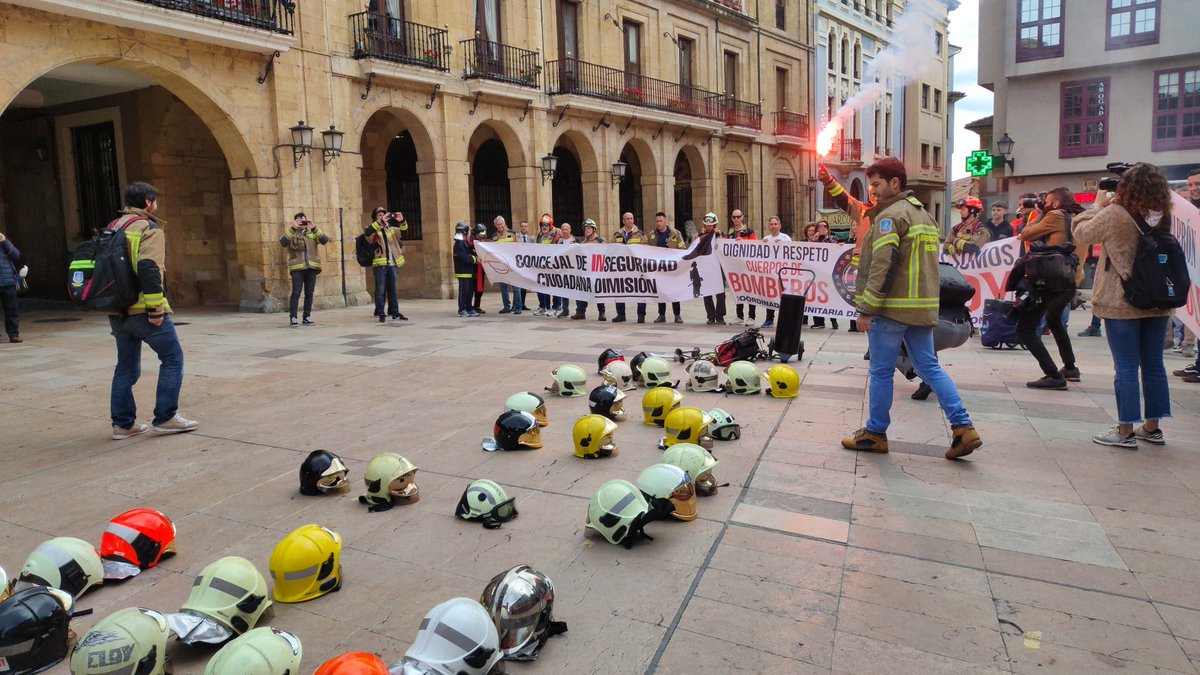 PBPCyL's tweet photo. Hoy también, seis años después, con nuestros compañeros en Oviedo....todos somos Eloy https://t.co/oEc1EDsa7D