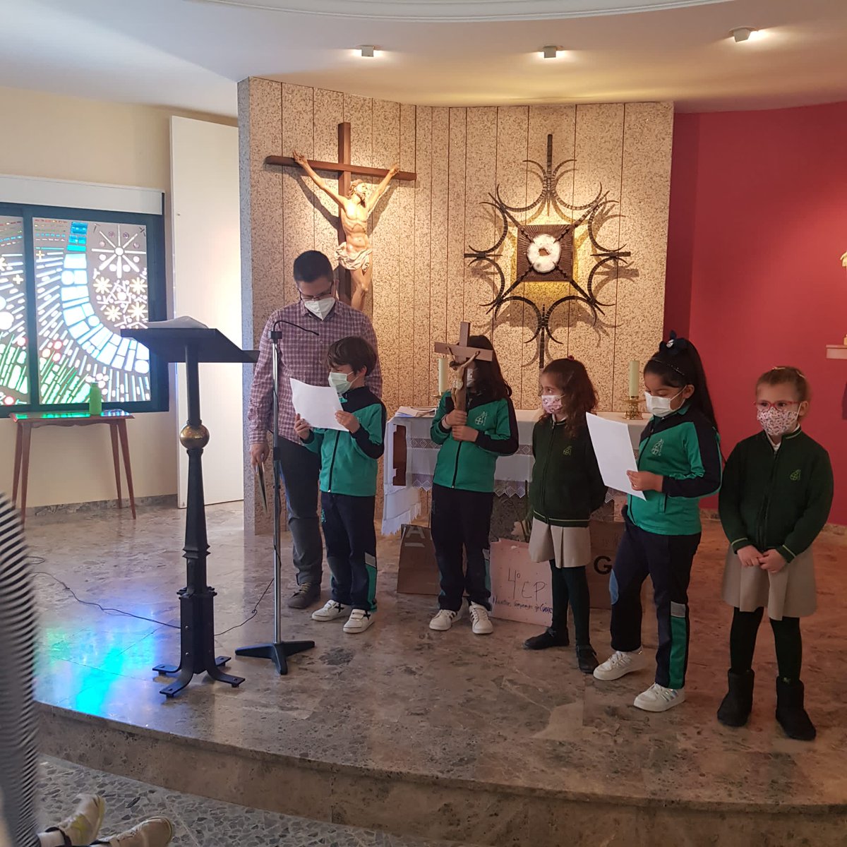 FESDPinto's tweet photo. Finalizamos el segundo trimestre celebrando un Vía Crucis en la capilla en el que todos nuestros alumnos y alumnas han participado. #SOMOSFESD https://t.co/tKUWtSt0r6