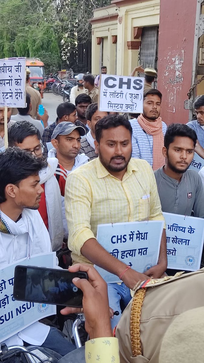 BhuDiaries's tweet photo. CHS में लॉटरी सिस्टम से एडमिशन के खिलाफ @NSUI_BHU की साइकिल यात्रा को पुलिस ने बीएचयू गेट पर रोका, छात्रों की पुलिस से हुई नोक झोंक और धक्कामुक्की
https://t.co/Ov89ifP0Pb
#SaveCHS #RestoreCHSEntrance #BringBackSET https://t.co/PPhVBbmhnG