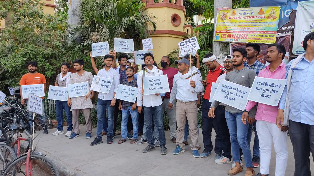 BhuDiaries's tweet photo. CHS में लॉटरी सिस्टम से एडमिशन के खिलाफ @NSUI_BHU की साइकिल यात्रा को पुलिस ने बीएचयू गेट पर रोका, छात्रों की पुलिस से हुई नोक झोंक और धक्कामुक्की
https://t.co/Ov89ifP0Pb
#SaveCHS #RestoreCHSEntrance #BringBackSET https://t.co/PPhVBbmhnG