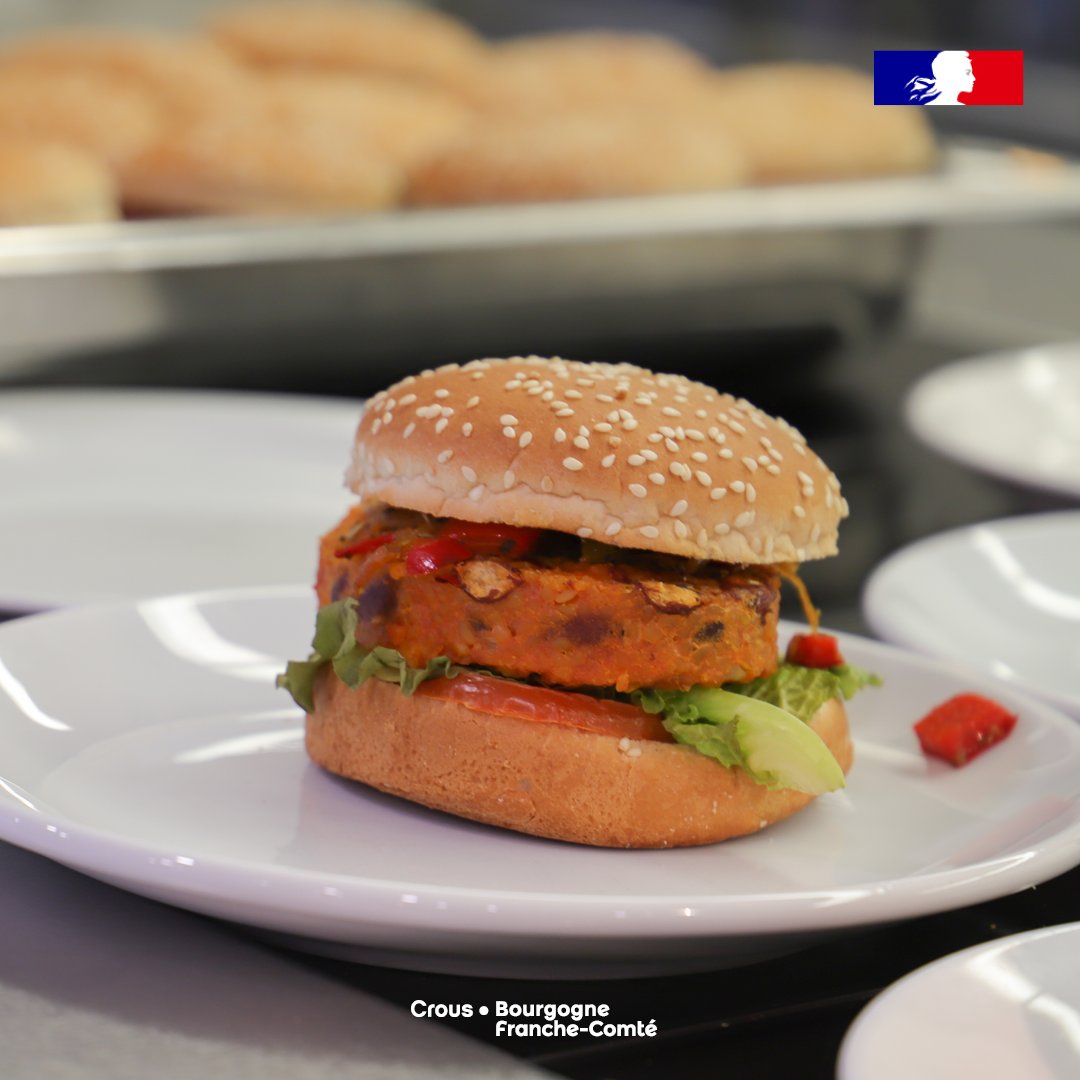 CrousBFC's tweet photo. #CrousResto | Semaine Verte 🟢

Depuis lundi, les Resto U' du #CrousBFC  proposent pour le déjeuner des menus végétaux variés, équilibrés.

Une conduite entamée en 2016, que nous comptons poursuivre pour VOUS, et pour une alimentation toujours + respectueuse de l'environnement🌱 https://t.co/8twWcbzDFB