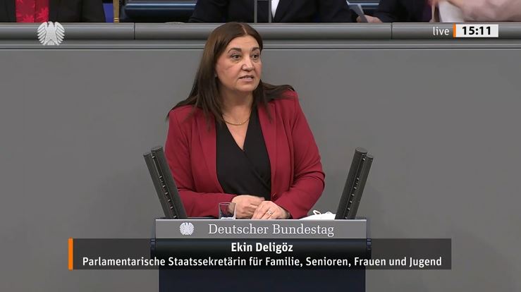 Die Bundestagsabgeordnete Ekin Deligöz steht am Redepult des Deutschen Bundestags.