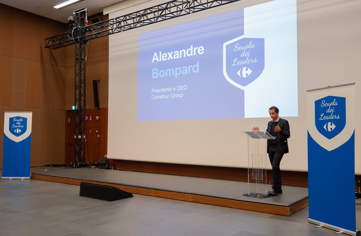 CarrefourItalia's tweet photo. Alla presenza del Presidente e Ceo del @GroupeCarrefour @bompard, @ChRabatel e tutto il comitato esecutivo di #CarrefourItalia, si conclude oggi il percorso dei 62 allievi della nostra #ScuolaDeiLeaders. Una carica di energia per obiettivi sempre più ambiziosi! #SchoolOfLeaders https://t.co/ZUw9Vgv3HJ