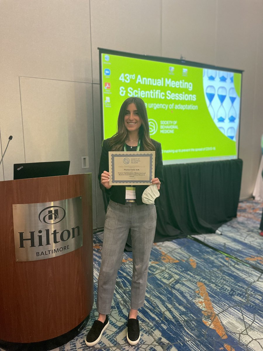 <a href="/SolkPayton/">Payton Solk</a> receiving the <a href="/OBBI_SIG/">OBBI_SIG</a> research award at the <a href="/BehavioralMed/">SBM</a> She will be presenting her research tomorrow at 9am at symposium 24! #SBM2022 🥼🧠