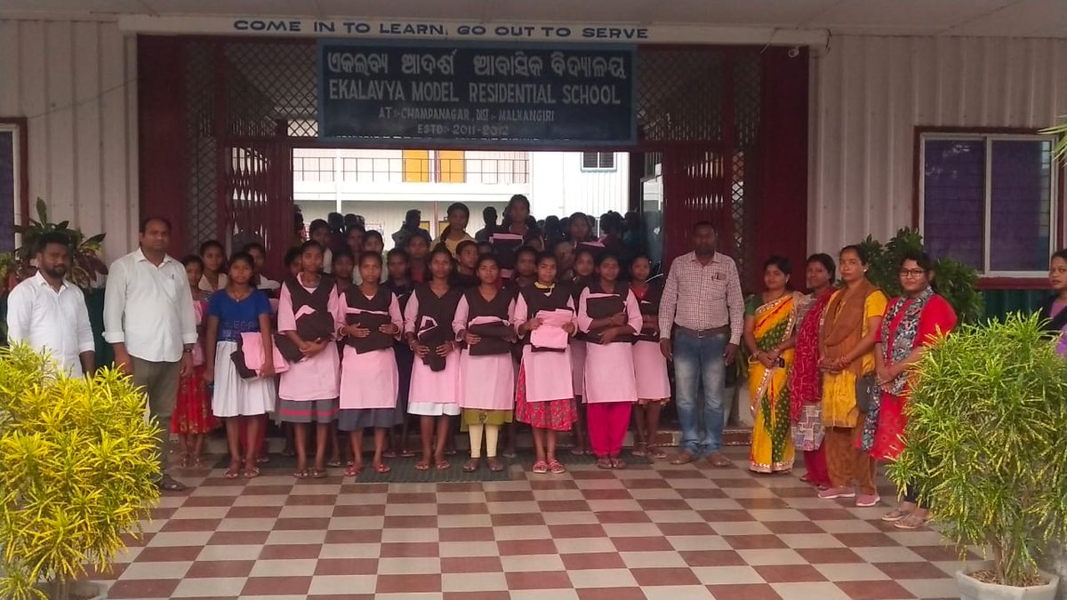OlmShakti's tweet photo. 211 nos school uniform were supplied by Maa Santoshi PG of MV-15. The cloth provided by principal EMRS and SHG members were engaged for stitching.
#missionshaktishgs #SHGs #womenempowerment 
@DAY_NRLM @mission_shakti @OLM_Antyoday @dm_malkangiri https://t.co/6oDbpbLeAo