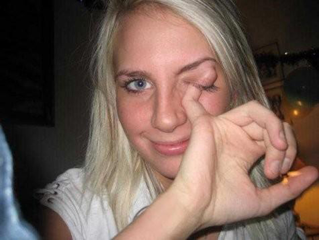 droledebuzz's tweet image. jeune fille apparemment jolie mais finalement complètement #WTF !?!?