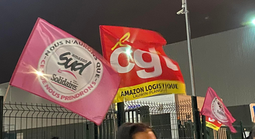 AmazonWorkersIn's tweet photo. (1/5) #Strike @Amazon in France! 🤩The unions called for action at the warehouses ORY1, LIL1, CDG7, BVA1 &amp;  LYS1. Last Friday, workers had already gone out spontaneously because they no longer wanted to wait. 💪#MakeAmazonPay https://t.co/cDbcSs2tv1