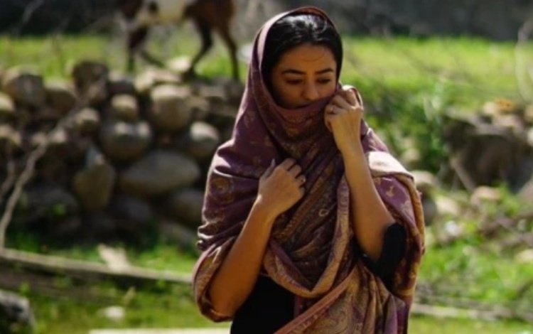 And it's trending yet again (:
Overflowing with emotions rn 
It feels so good watching her growing and achieving something everyday.
I don't feel a star or an actor has come this far, I feel I am celebrating my sister's happiness and joy
HELLY IN VARIETY 
#HellyShah