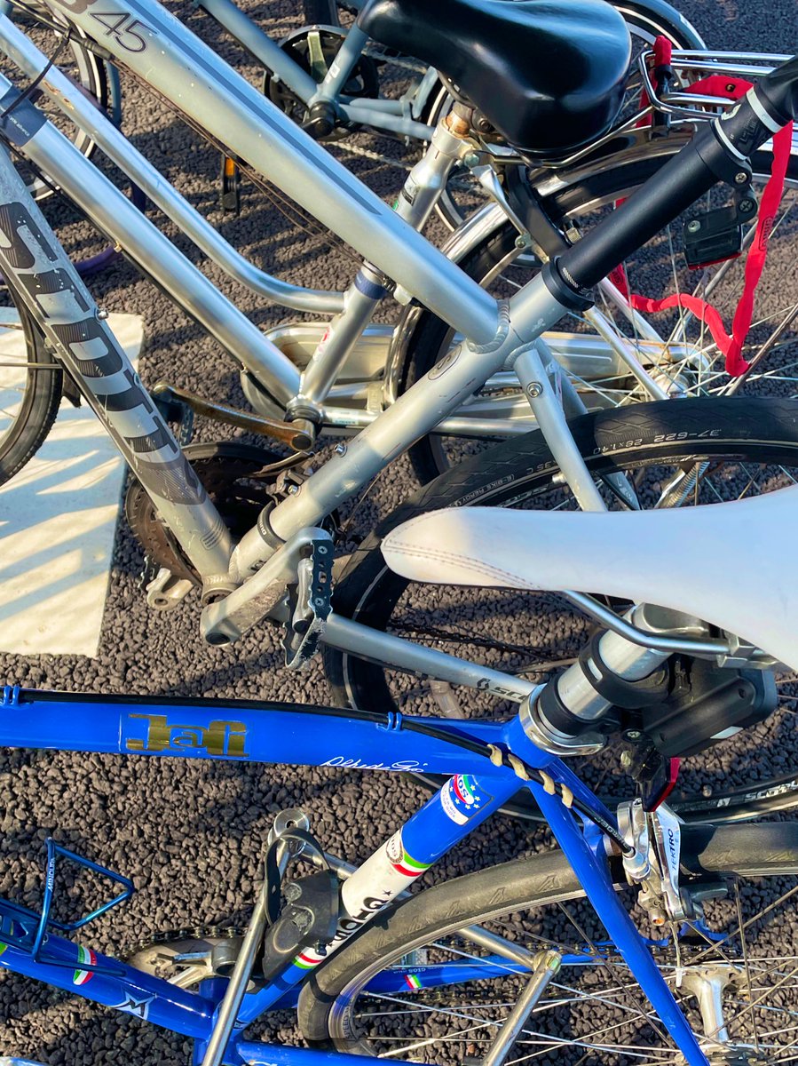 manma100ik's tweet photo. クラックこわ...！！

(駐輪場で隣に止まってた自転車) https://t.co/6hCZXZMZur