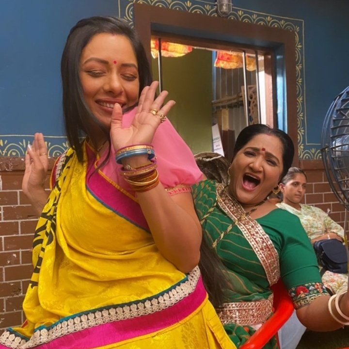 Rupajaan5's tweet photo. Masti time rupali mam #RupaliGanguly #alpana #baa #cutebestie #cutereaction #baakodekho ☺️#anu https://t.co/3JcG8XYtRX