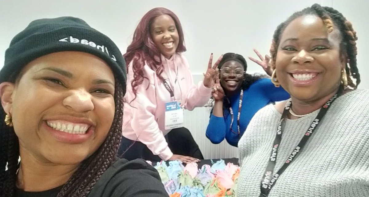 CrystalontheWeb's tweet photo. Catching up with some of my faves 🤩🤩 #BrightonSEO https://t.co/srcbbiXkI7