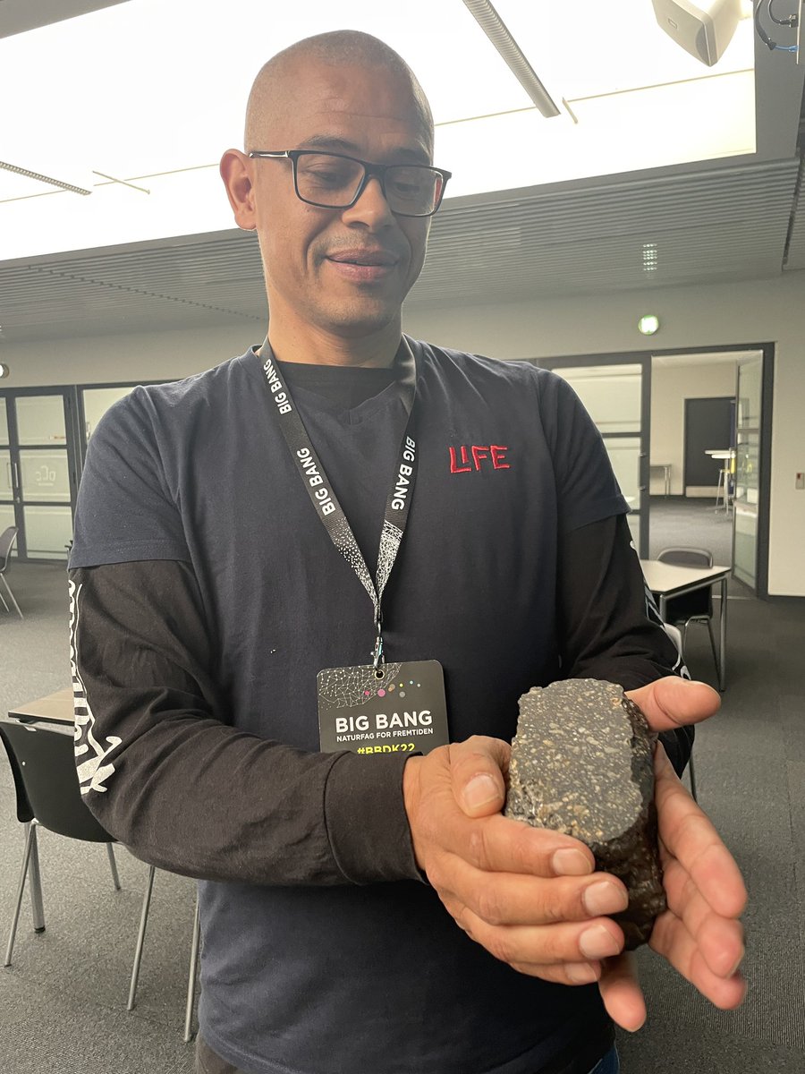 LIFEFonden's tweet photo. Wow! Danmarks største månesten. Helt uvirkeligt at holde noget i mine hænder, som er uvurderligt og ældre end noget materiale man kan finde på Jorden. #astra #månesten #BBDK22 #uddpol #skolechat https://t.co/3Tp5w5qczY