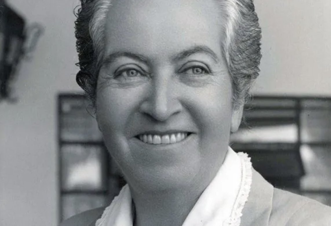 "El futuro de los niños es siempre hoy. Mañana será tarde." - Gabriela Mistral , feliz cumpleaños maestra! 💜