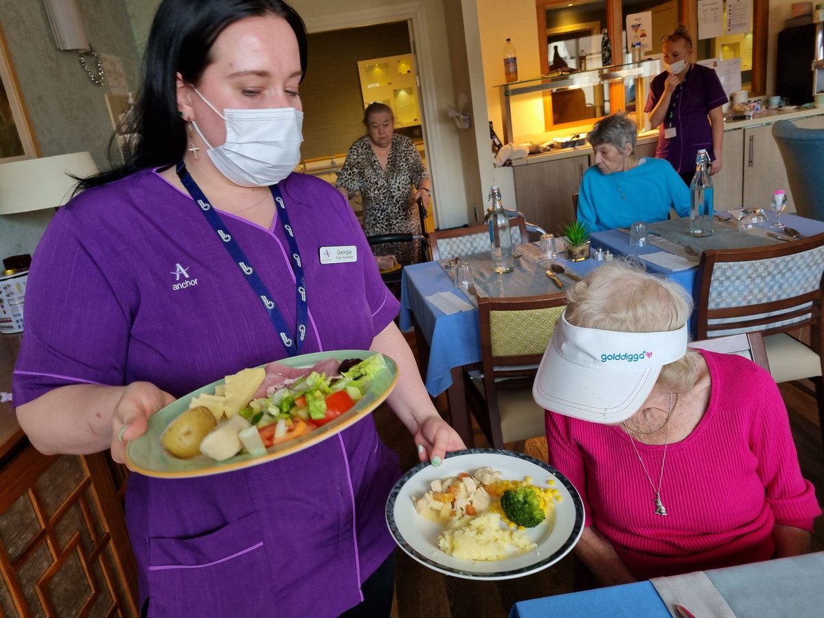 willowgardensAH's tweet photo. Show plates for lunchtime, so important that residents can see what the choice is 😃
#lunch #showplate #carehome #Dementia #food https://t.co/kKgZynCB6b