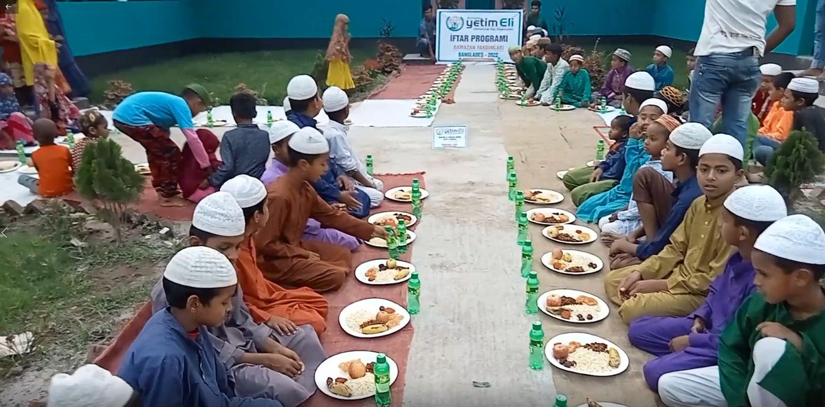 Avrupa_Yetimeli's tweet photo. 📌BANGLADEŞ 
 
#Ramazan ayı yardım çalışmaları kapsamında, Bangladeş'te bulunan Merhum Fesih Güler Hoca Yetimhanesindeki minik yüreklere iftar ikramında bulunduk.

Emanetleriniz yerine ulaşıyor.❤️ https://t.co/2GVblnXJYy