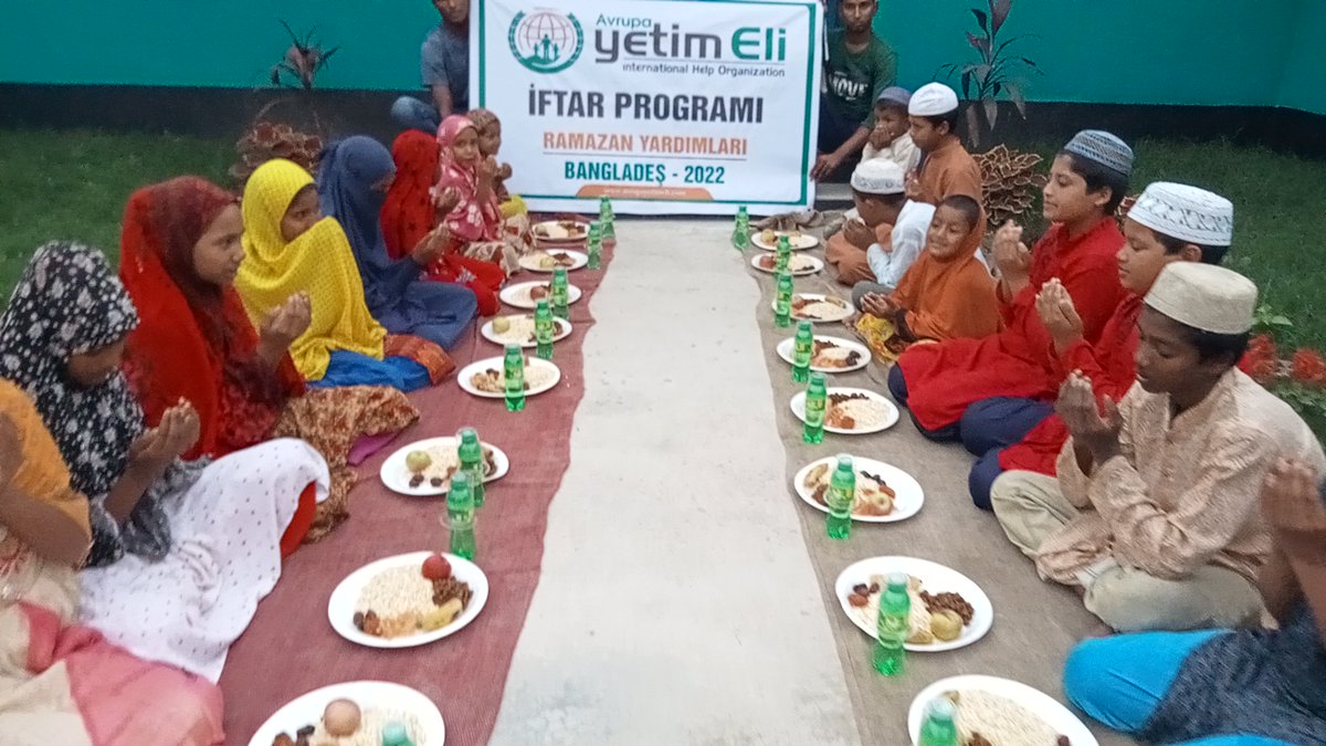 Avrupa_Yetimeli's tweet photo. 📌BANGLADEŞ 
 
#Ramazan ayı yardım çalışmaları kapsamında, Bangladeş'te bulunan Merhum Fesih Güler Hoca Yetimhanesindeki minik yüreklere iftar ikramında bulunduk.

Emanetleriniz yerine ulaşıyor.❤️ https://t.co/2GVblnXJYy