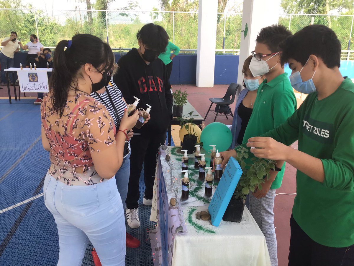 MrMacxonCSA's tweet photo. Botica san ángel, agradecimiento a los estudiantes de nivel secundaria y bachillerato, por su actitud para trabajar en equipo y mostrar cada uno de sus productos. Una nueva experiencia para 1°sec.
@AppleEDU @ColegioSnAngel_  #ADSinProcess #ColegioSnAngel #CSAPozaRica #Knotion https://t.co/9t4ZEUQlXT