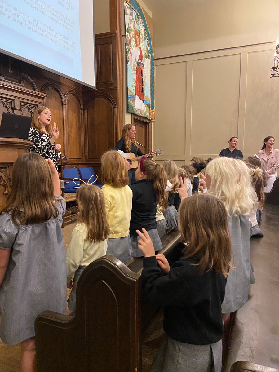 hutchisonls's tweet photo. Happy to BEE back in the Russell Chapel! 💛🐝🖤 https://t.co/dl59fCa0K8