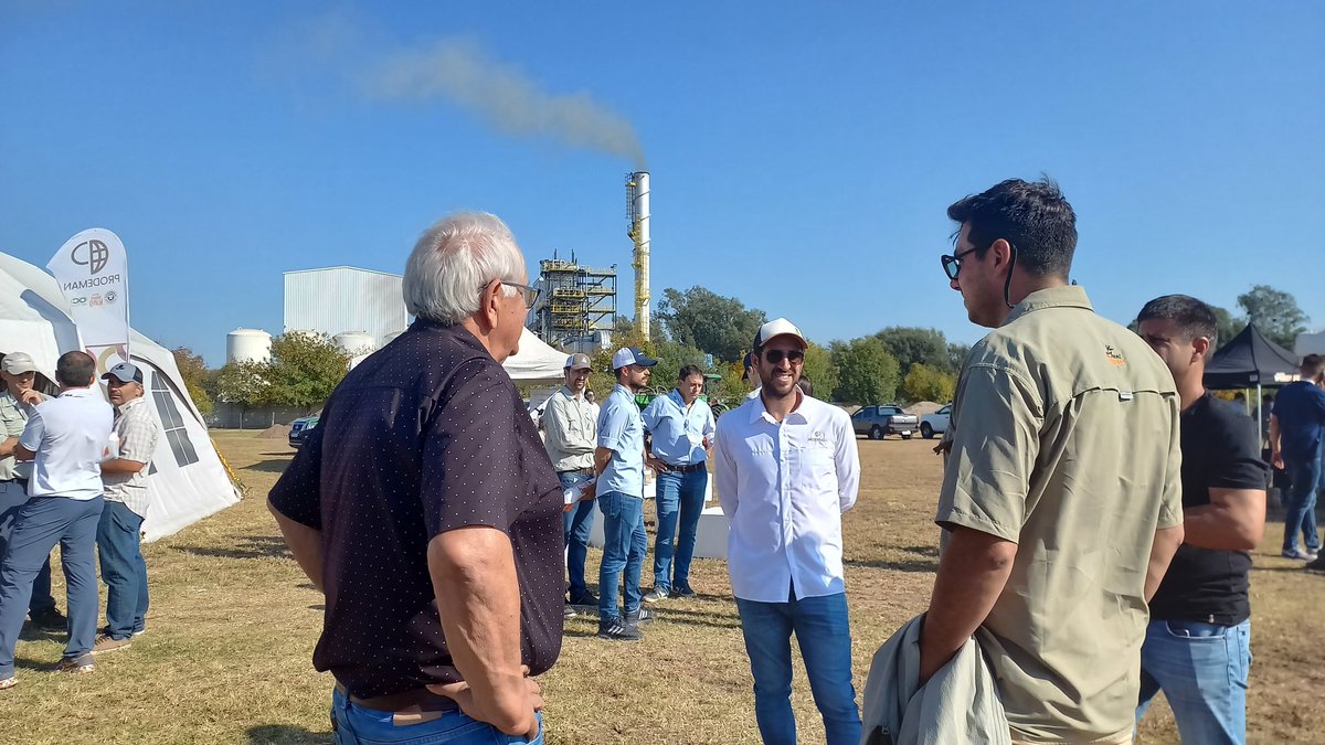 prodemanok's tweet photo. Abrimos el campo para conversar sobre las herramientas disponibles que incrementan la rentabilidad de los sist de cultivos de la zona 🌱.
#maní #peanuts #campo #campoargentino #prodeman https://t.co/YoMWCe6GVO