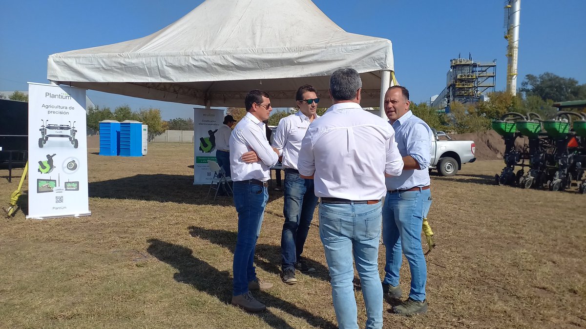 prodemanok's tweet photo. Abrimos el campo para conversar sobre las herramientas disponibles que incrementan la rentabilidad de los sist de cultivos de la zona 🌱.
#maní #peanuts #campo #campoargentino #prodeman https://t.co/YoMWCe6GVO