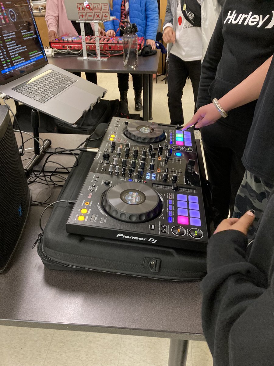 Watching our Greenbriar students engaged in Math Thru music in our DJ club with Joseph Khargie <a href="/msmasood25/">Ozma Masood</a> <a href="/GreenbriarMS678/">GreenbriarMS</a>